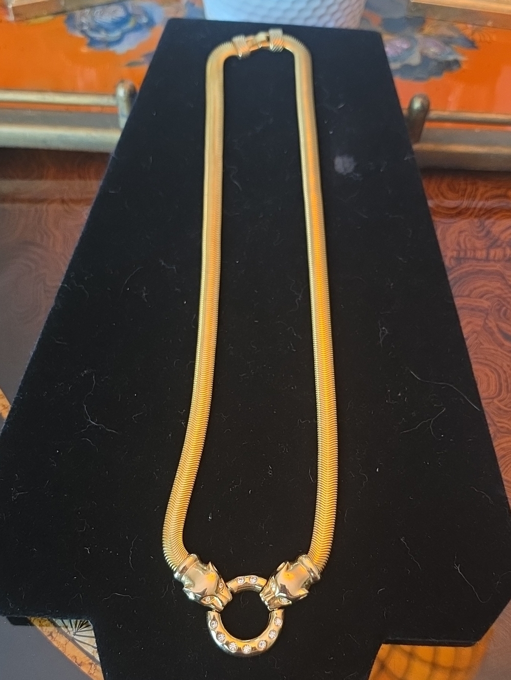 Vintage gold-tone statement necklace featuring dual Leopard terminals. - Picture 1 of 4